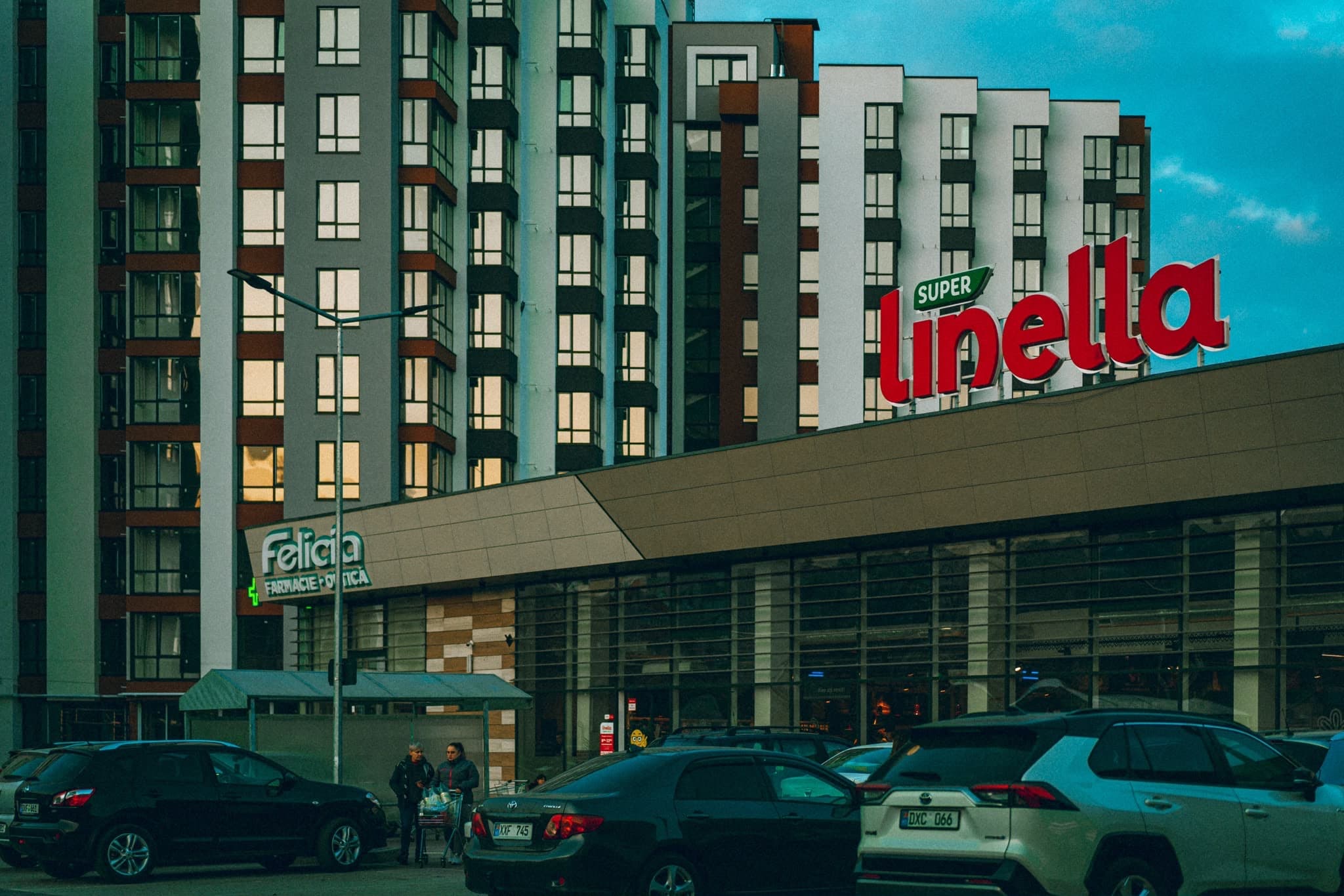 Super Linella și farmacia Felicia, chiar lângă complex — fotografie reală