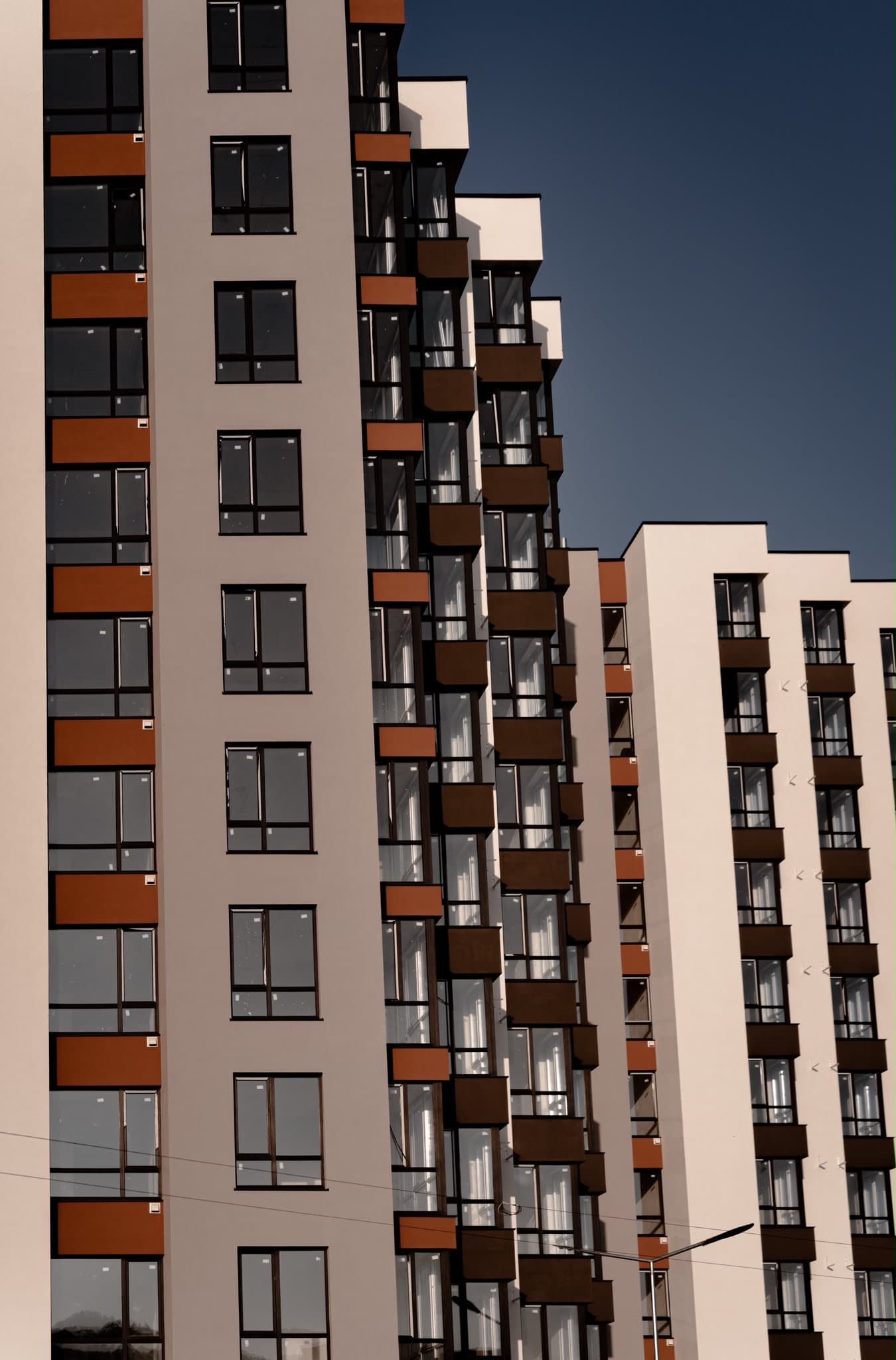 Detaliu fațadă, bloc pe str. Grigore Vieru 2, Soroca — fotografie reală